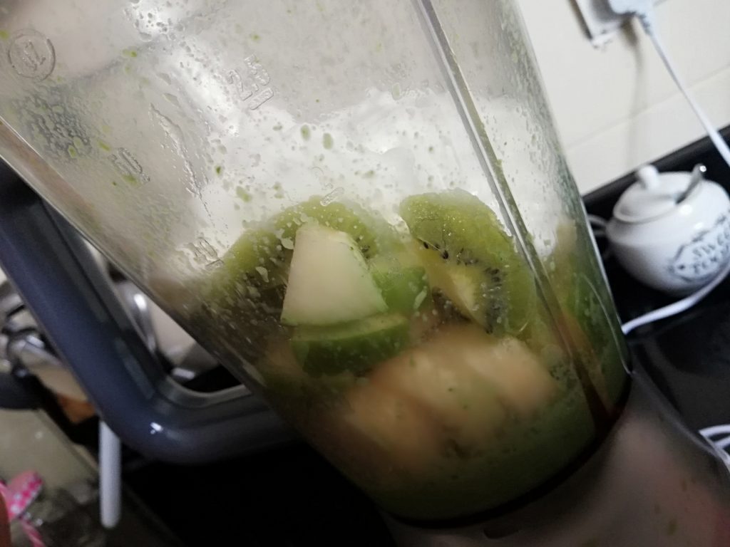 blender,kiwi,apple,smoothie